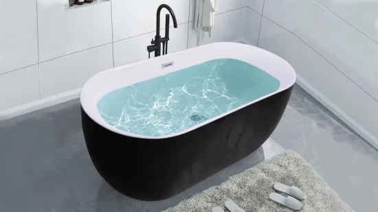Erwachsene SPA-Badezimmer, moderne Sanitärkeramik, freistehende Acrylbadewanne mit konstanter Temperatur