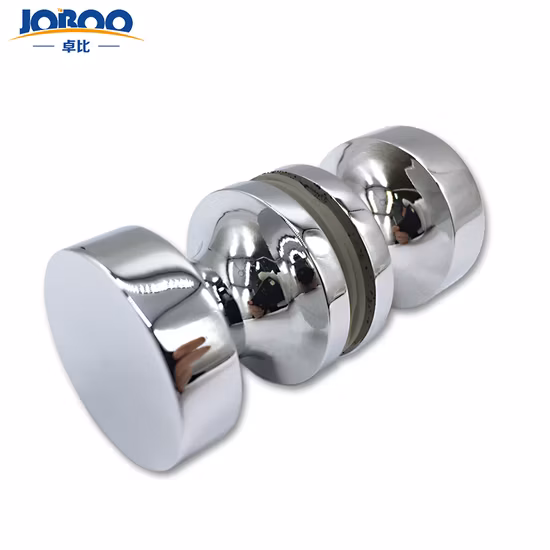 Moderner rahmenloser Badewannen-Türgriff aus klarem Glas, Rücken an Rücken